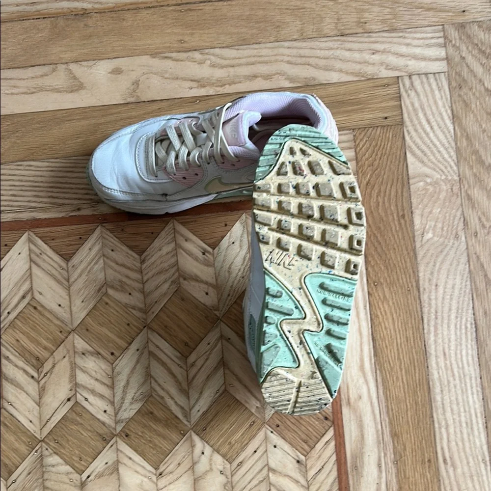 Nike Kids Sneakers in Cream and Pink
